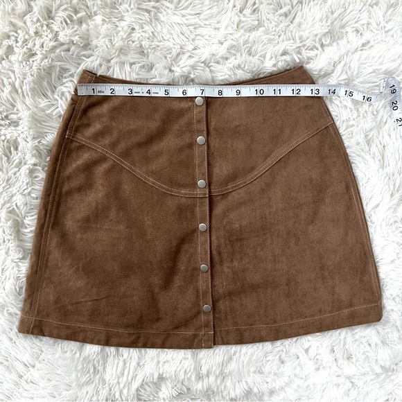 Brown buttoned vegan suede mini skirt - Picture 5 of 9